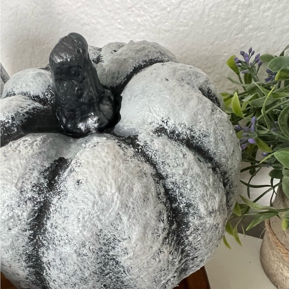 3 New Hand Painted Stone Like Foam Pumpkins Vintage Olive Ateliers RH Style Old - Picture 6 of 12